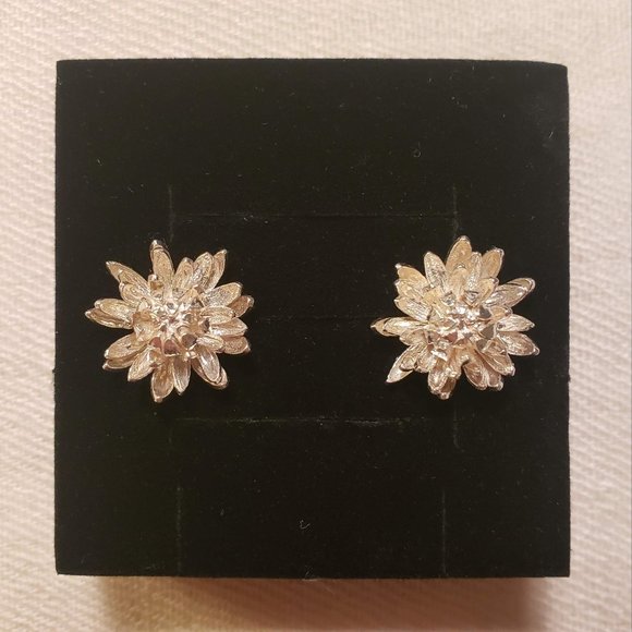 Alex Monroe Chrysanthemum Flower Stud Earrings - Picture 1 of 8
